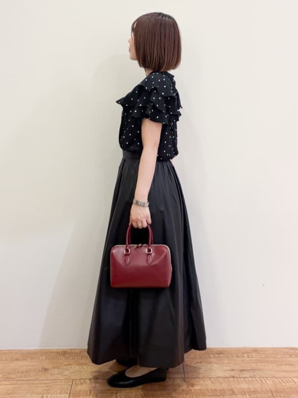 TAKIさんの「SHOO･LA･RUE｜【無地/ドット柄】お袖フリルが華やぐ きれいめブラウス」を使ったコーディネート