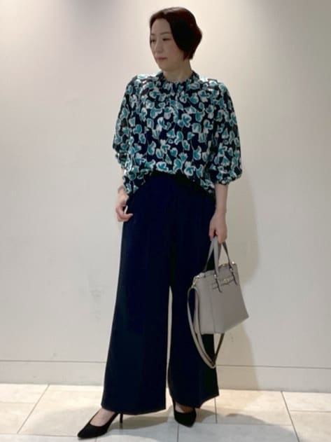 フミさんの「Reflect｜【ジャケットのインナーにおすすめ◎】花柄タックデザインブブラウス」を使ったコーディネート