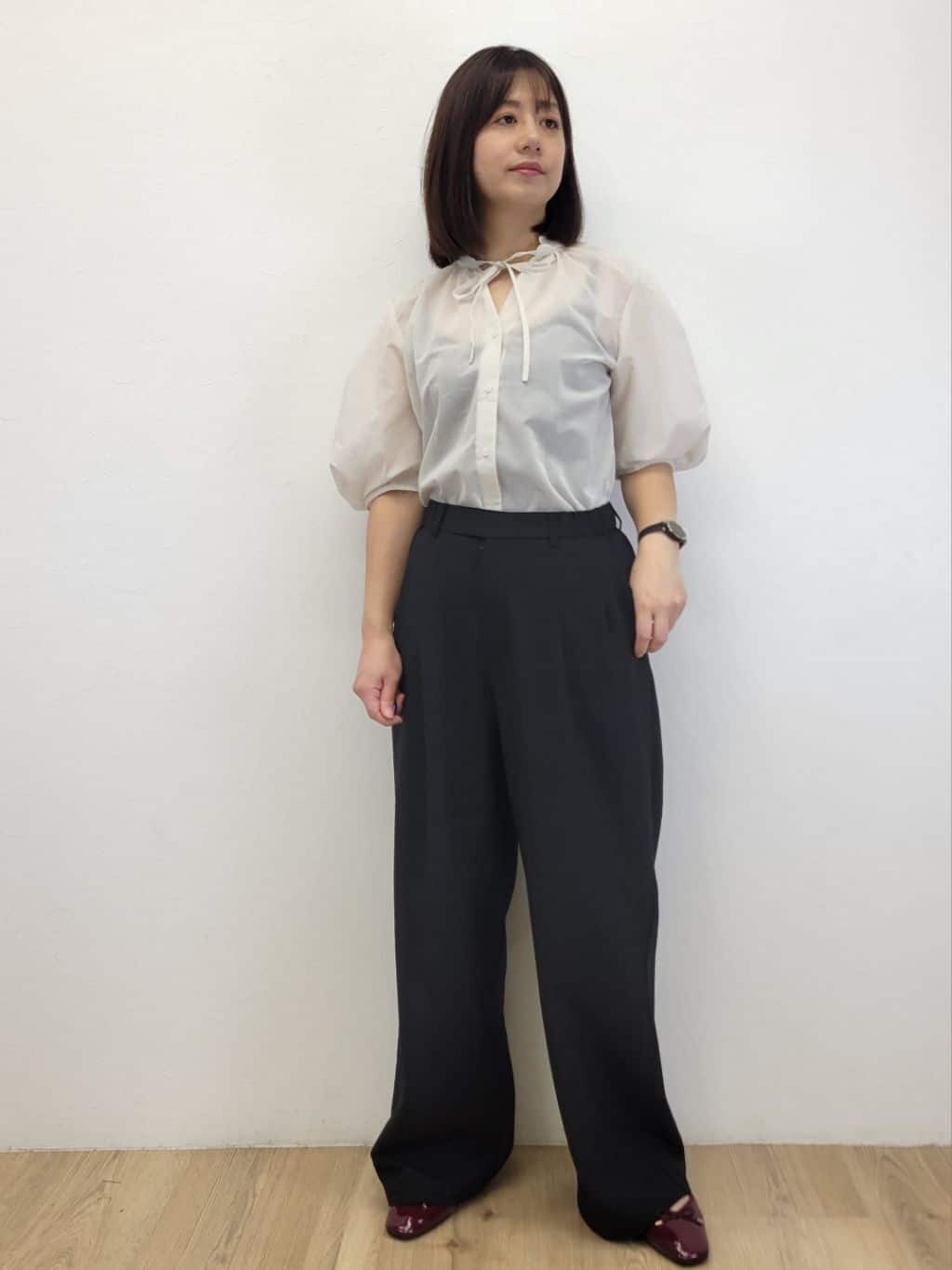 LISAさんの「OPAQUE.CLIP｜シアーフリルネックブラウス【洗濯機洗い可】」を使ったコーディネート