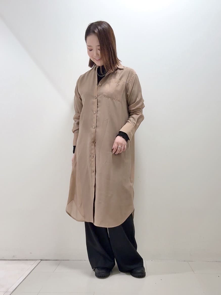 YUIさんの「UNTITLED｜【ニットと重ね着に/前開きボタン】シアーロングシャツ」を使ったコーディネート