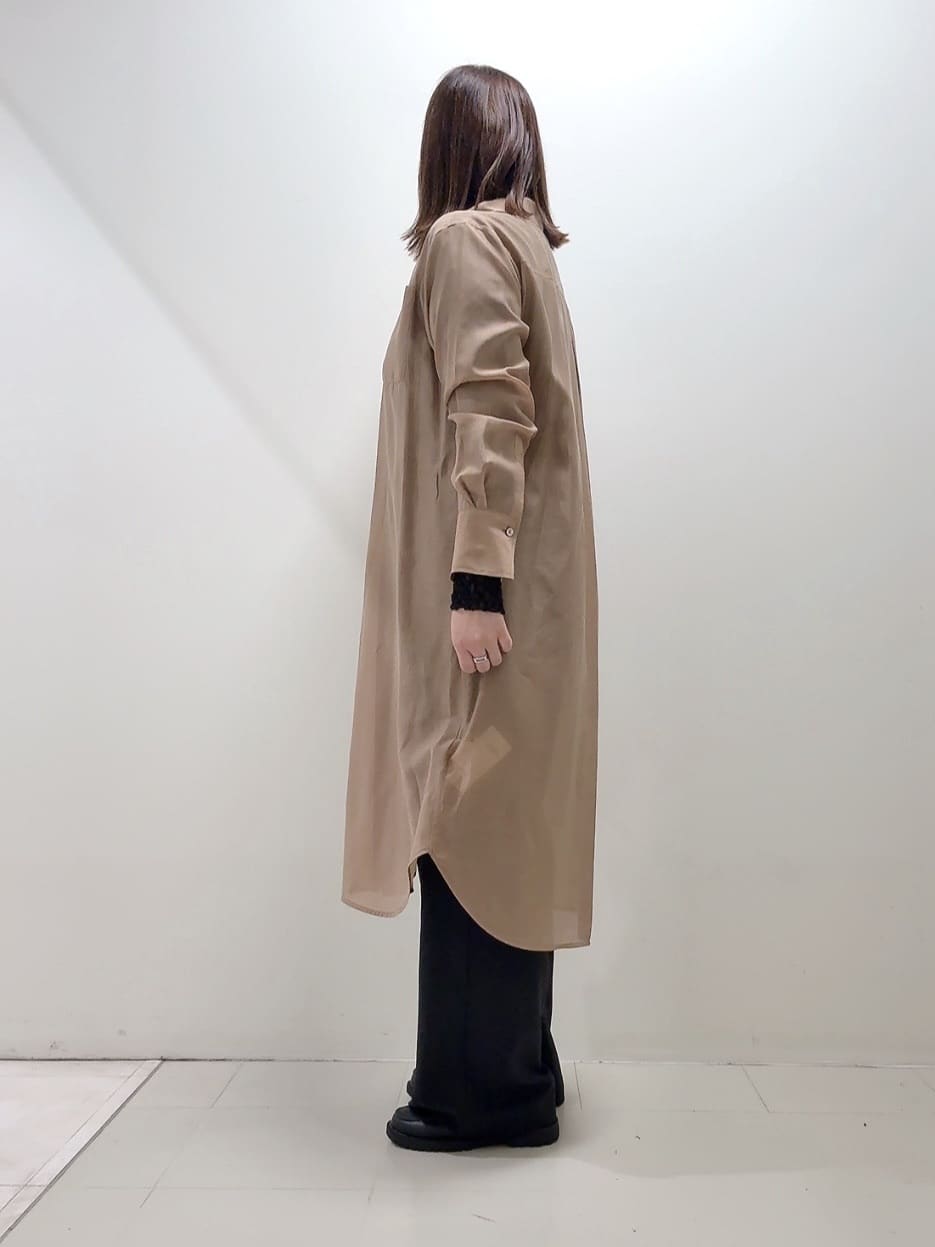 YUIさんの「UNTITLED｜【ニットと重ね着に/前開きボタン】シアーロングシャツ」を使ったコーディネート