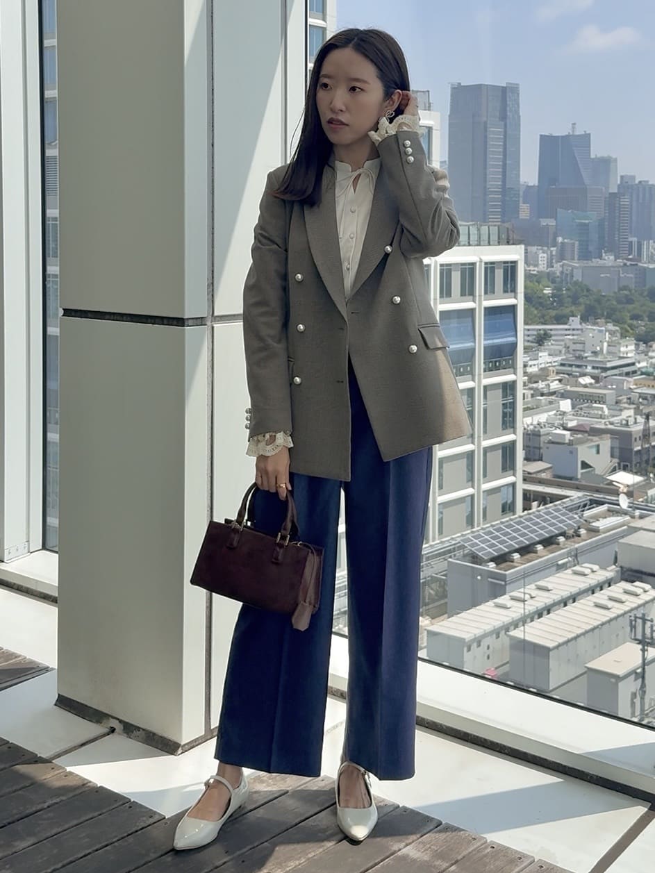 teiさんの「Couture brooch｜【高見え・きれいめ・通勤】レースカフス パール調釦テーラードジャケット」を使ったコーディネート