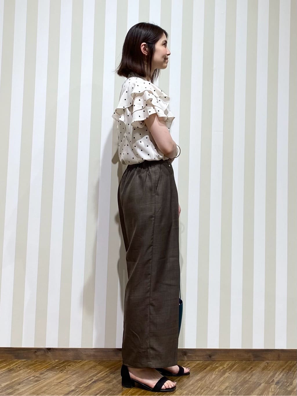 SAOさんの「SHOO･LA･RUE｜【無地/ドット柄】お袖フリルが華やぐ きれいめブラウス」を使ったコーディネート