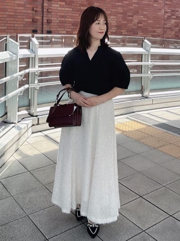 makiさんの「UNTITLED｜【吸水速乾/ストレッチ/Vネック】フォルムスリーブ ブラウス」を使ったコーディネート