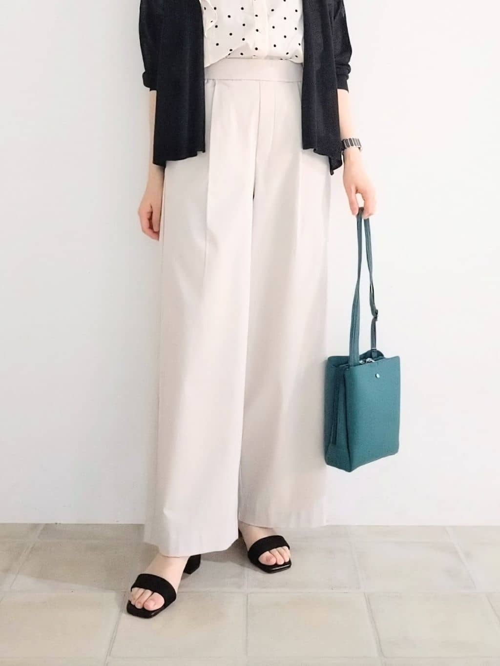 miomioさんの「SHOO･LA･RUE｜【無地/ドット柄】お袖フリルが華やぐ きれいめブラウス」を使ったコーディネート