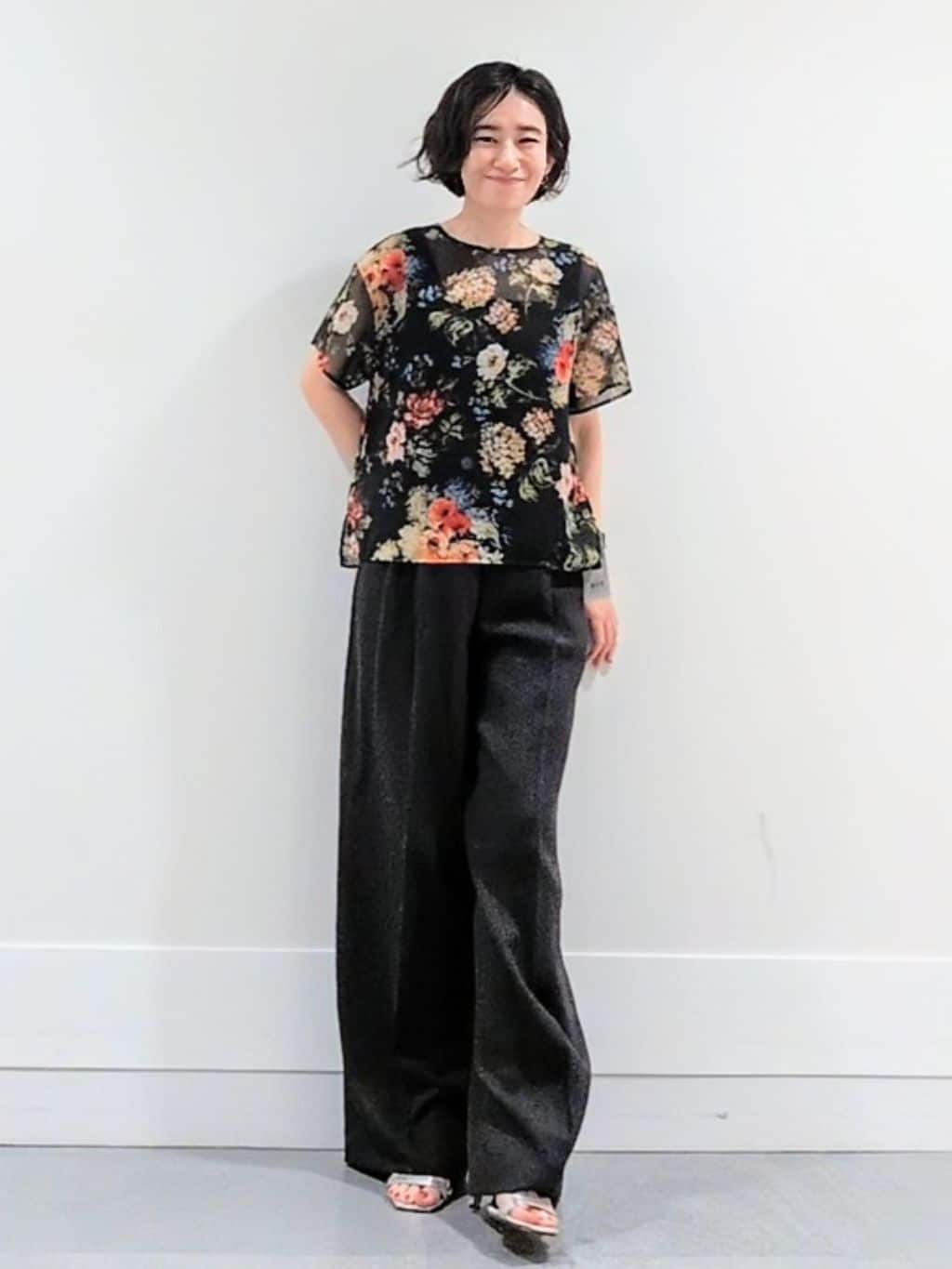 ミズタさんの「UNTITLED｜【セットアップ可/花柄エレガント】アンティークフラワー柄ブラウス」を使ったコーディネート