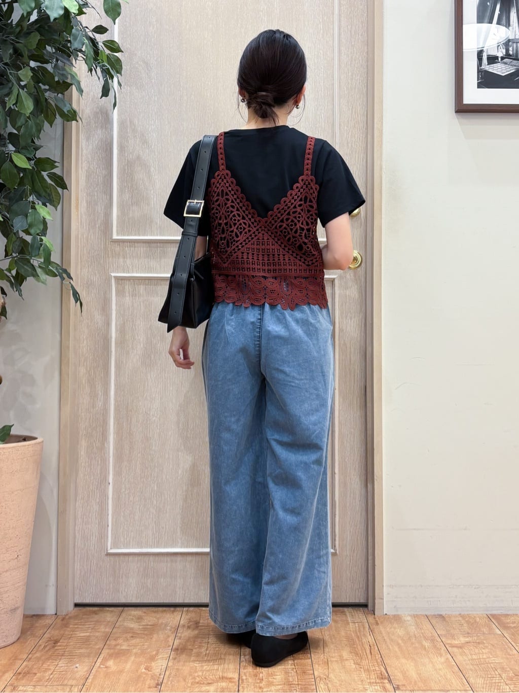 なみさんの「SHOO･LA･RUE｜【2点セット/ひんやり】レースビスチェ＋Tシャツ」を使ったコーディネート