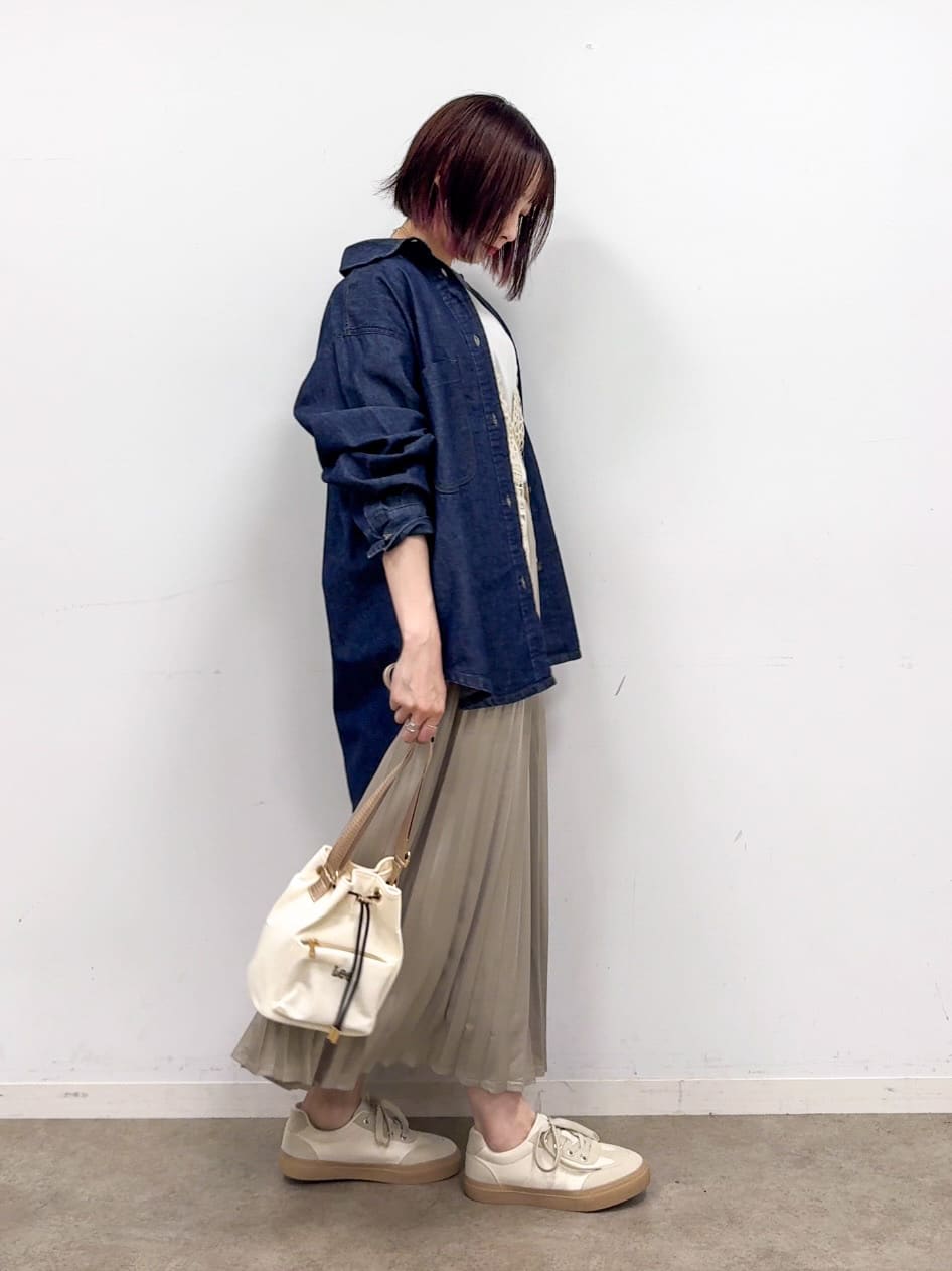 𝐜𝐡𝐢𝐤𝐚さんの「SHOO･LA･RUE｜【2点セット/ひんやり】レースビスチェ＋Tシャツ」を使ったコーディネート
