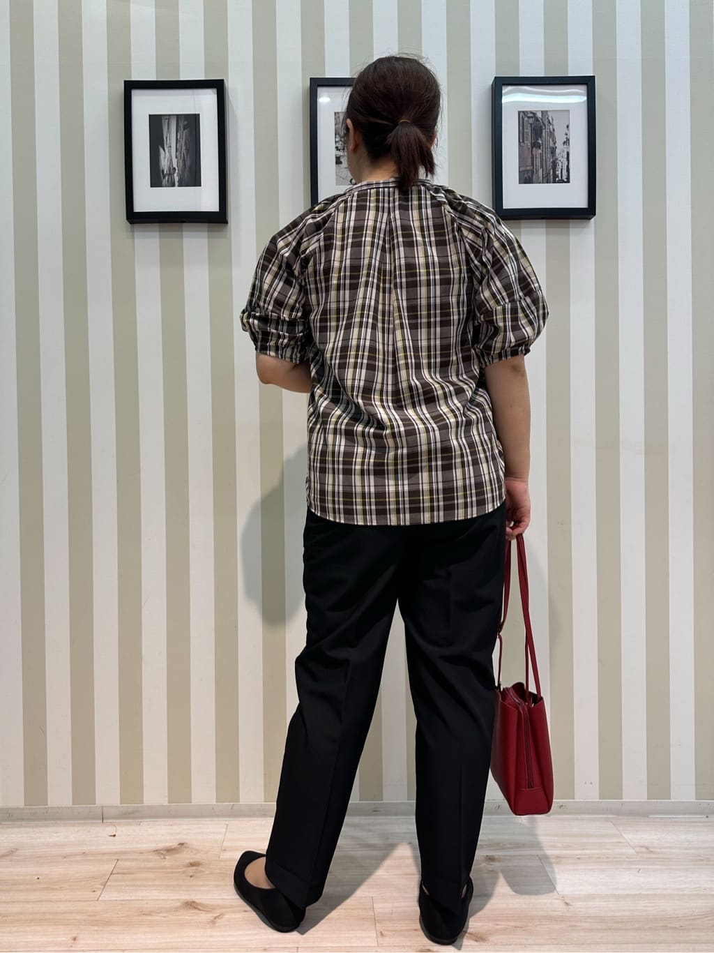 みさぼうさんの「SHOO･LA･RUE｜【S-LL/洗濯後しわになりにくい】ランタンスリーブで女性らしく 5分袖スキッパーブラウス」を使ったコーディネート