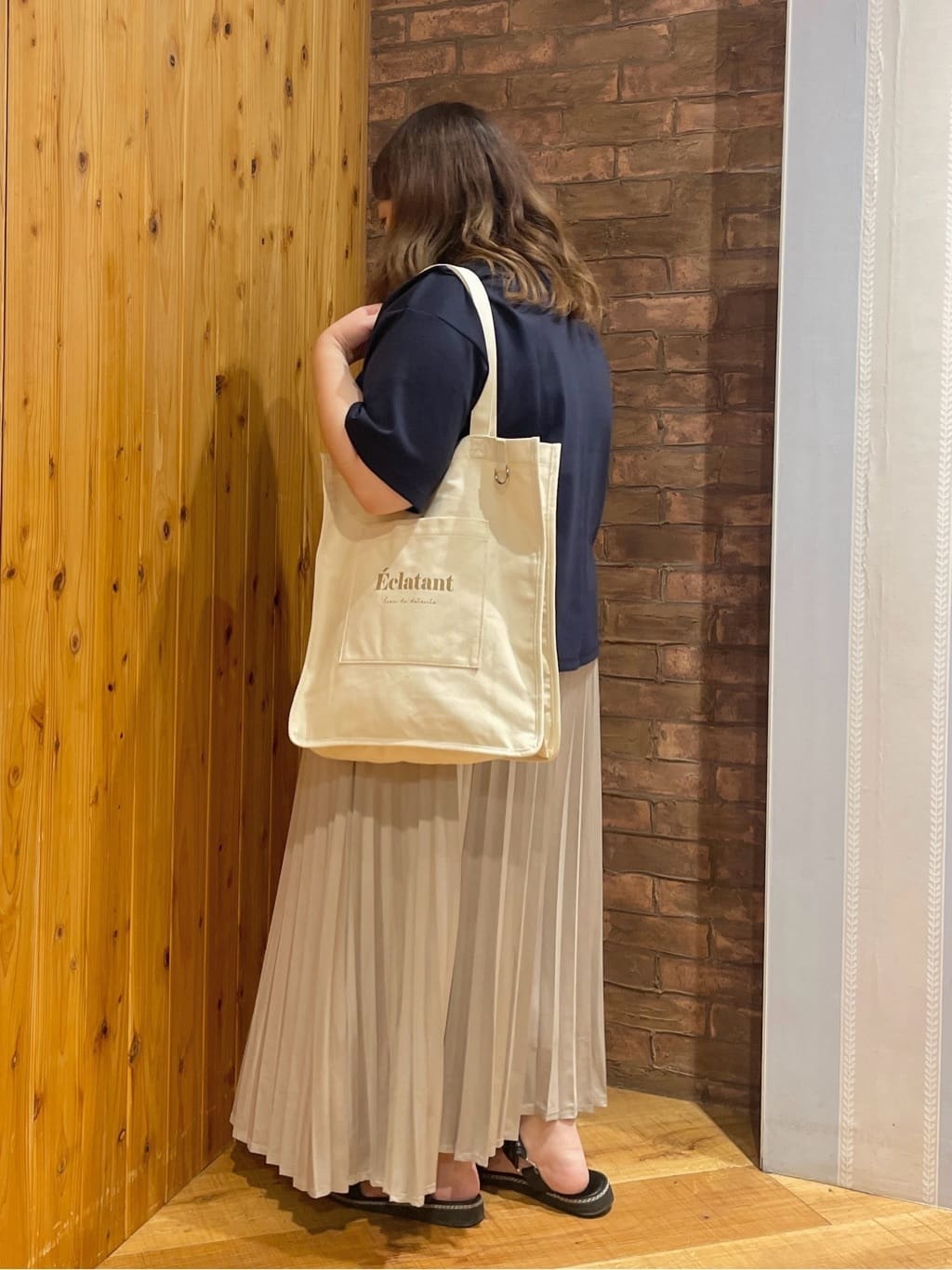 Risaさんの「SHOO･LA･RUE｜【洗える】Vネックですっきり見え ロゴトップス」を使ったコーディネート