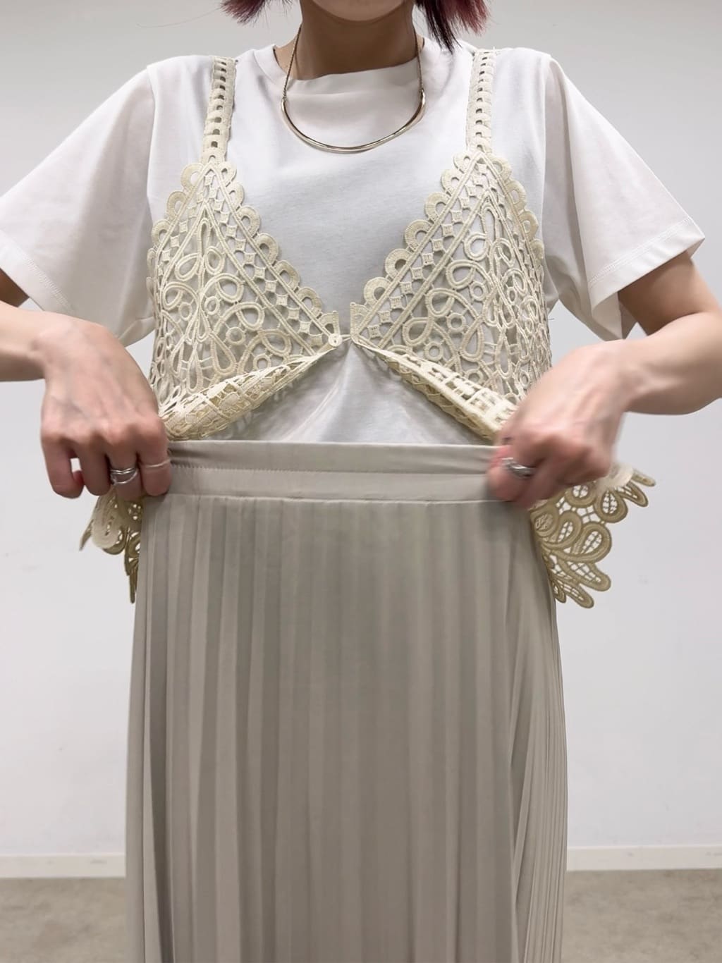 𝐜𝐡𝐢𝐤𝐚さんの「SHOO･LA･RUE｜【2点セット/ひんやり】レースビスチェ＋Tシャツ」を使ったコーディネート