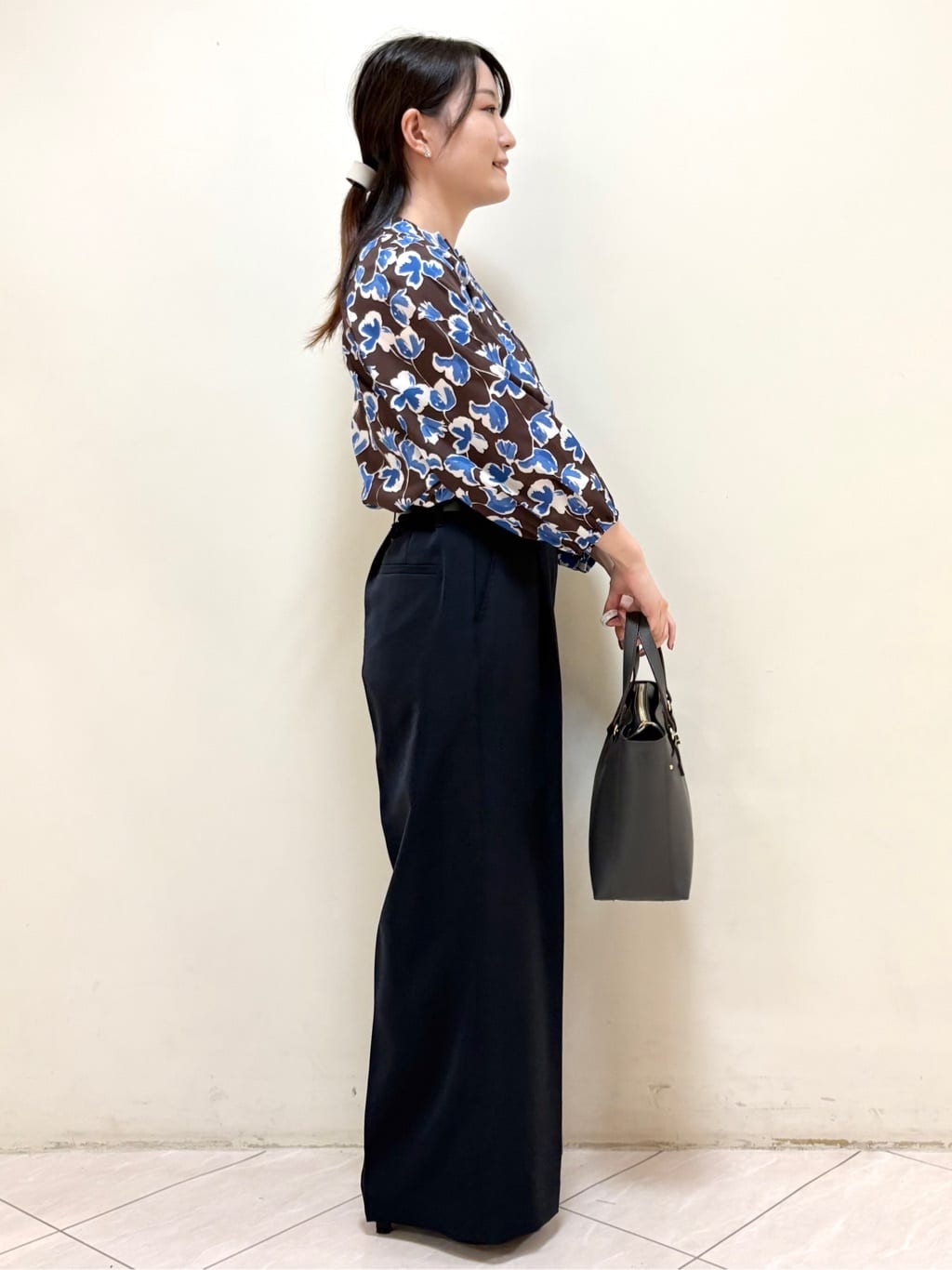 mikiさんの「Reflect｜【ジャケットのインナーにおすすめ◎】花柄タックデザインブブラウス」を使ったコーディネート