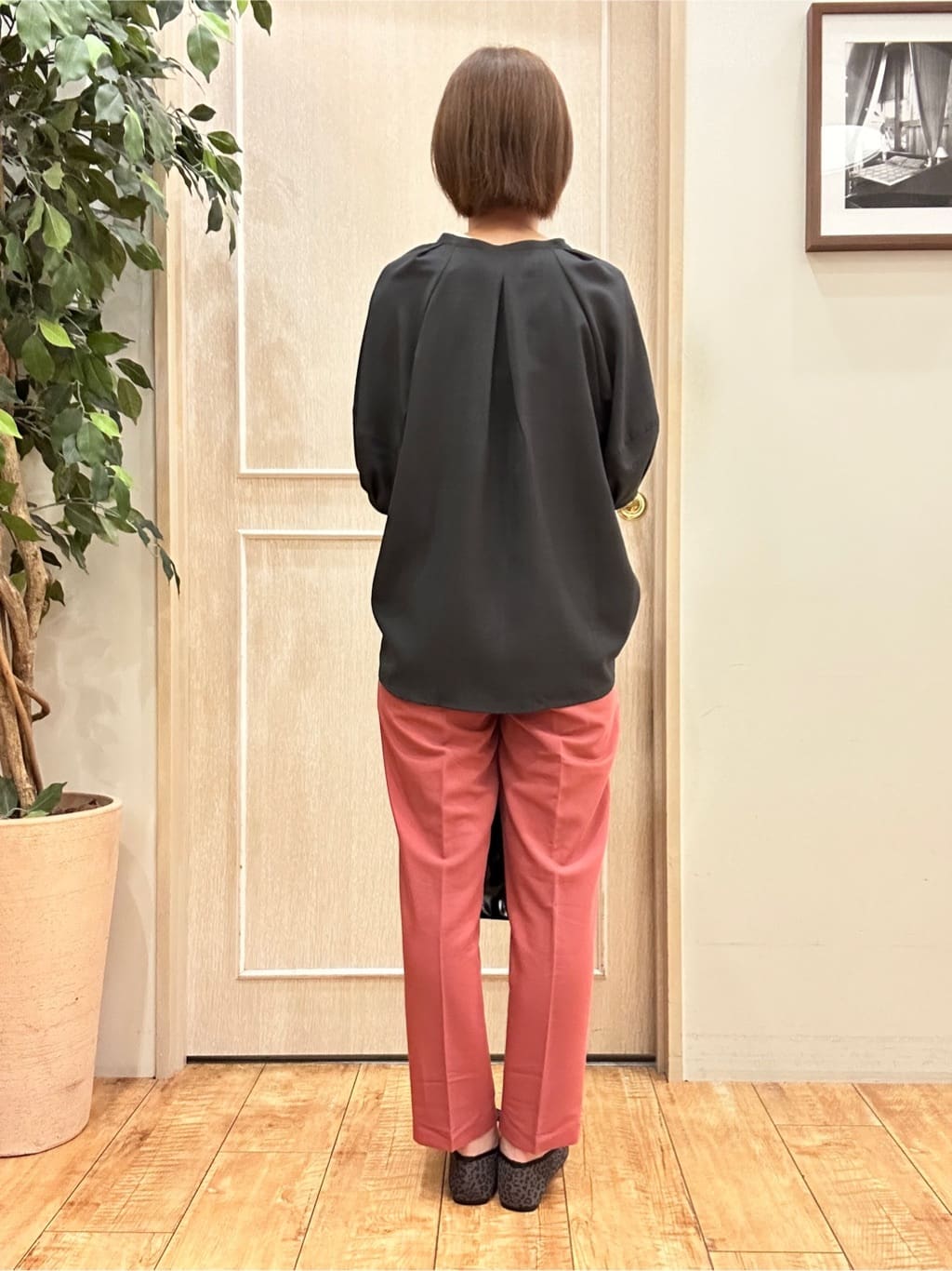 りかさんの「SHOO･LA･RUE｜【S-LL/洗濯後しわになりにくい】ランタンスリーブで女性らしく 5分袖スキッパーブラウス」を使ったコーディネート