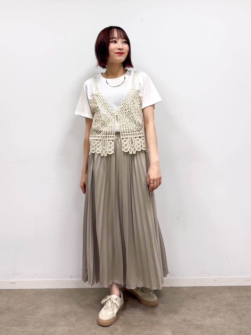 𝐜𝐡𝐢𝐤𝐚さんの「SHOO･LA･RUE｜【2点セット/ひんやり】レースビスチェ＋Tシャツ」を使ったコーディネート