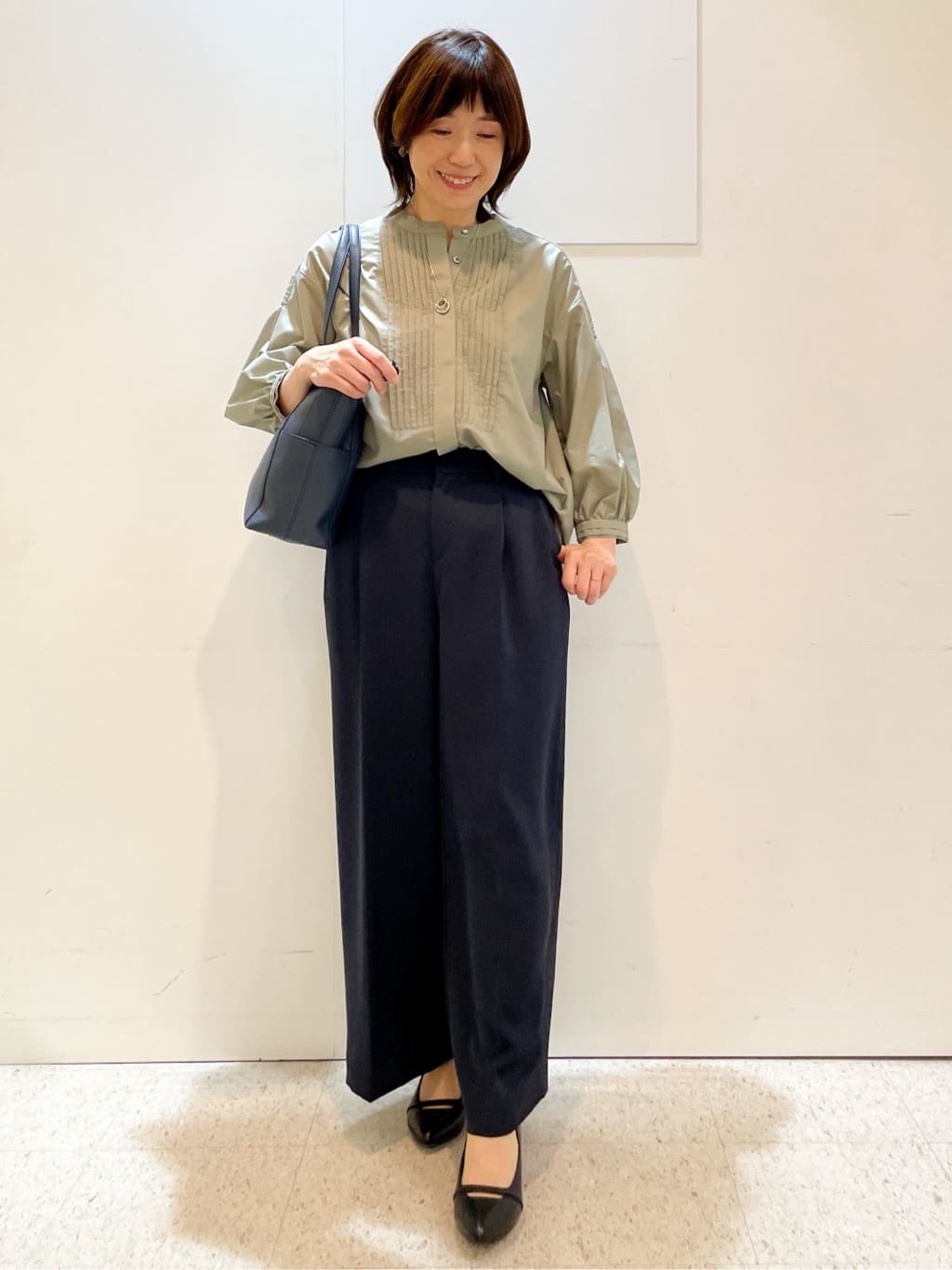 めいさんの「Reflect｜【程よいゆとり感／体型カバー】ピンタックデザインシャンブレーブラウス」を使ったコーディネート
