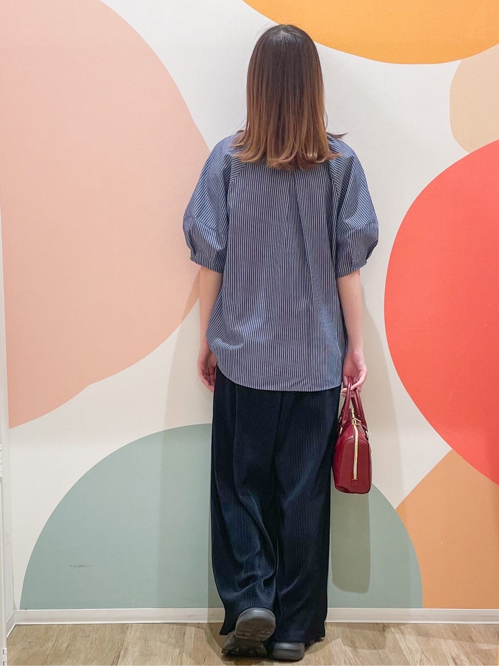 とまとさんの「SHOO･LA･RUE｜【S-LL/洗濯後しわになりにくい】ランタンスリーブで女性らしく 5分袖スキッパーブラウス」を使ったコーディネート