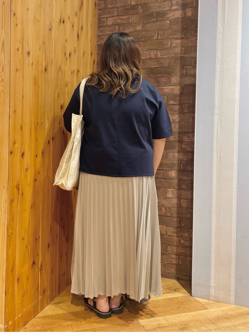 Risaさんの「SHOO･LA･RUE｜【洗える】Vネックですっきり見え ロゴトップス」を使ったコーディネート