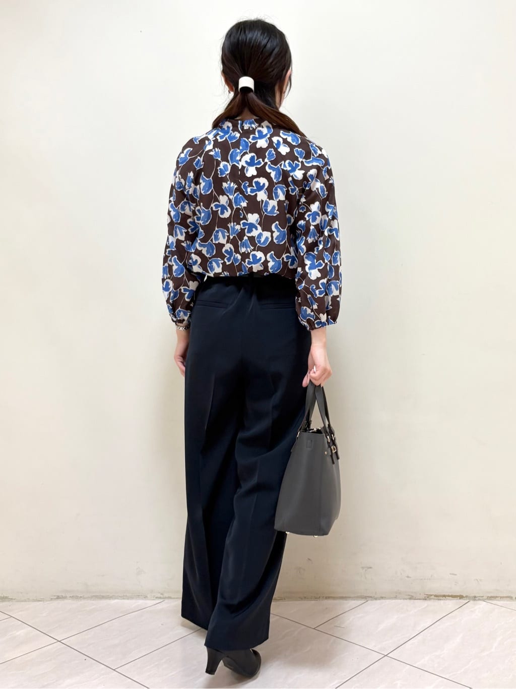mikiさんの「Reflect｜【ジャケットのインナーにおすすめ◎】花柄タックデザインブブラウス」を使ったコーディネート