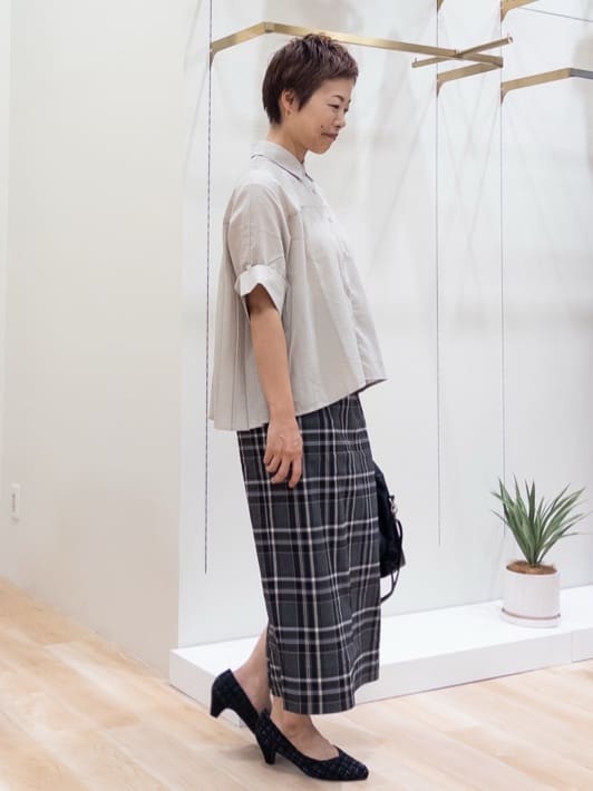 シュウコさんの「grove｜【2WAY】1枚でも羽織っても。使える大人のシャツスタイル」を使ったコーディネート
