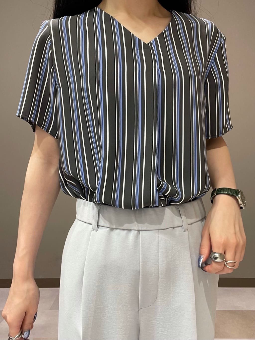 KEIKOさんの「INDIVI｜【洗える／通勤】無地＆マルチストライプ柄Vネックブラウス」を使ったコーディネート