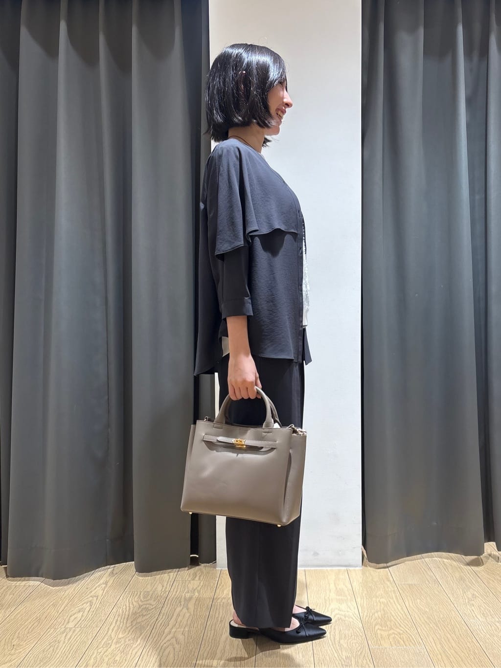 Yoshimiさんの「INDIVI｜【羽織りとしても活躍！】ケープカラーブラウス」を使ったコーディネート