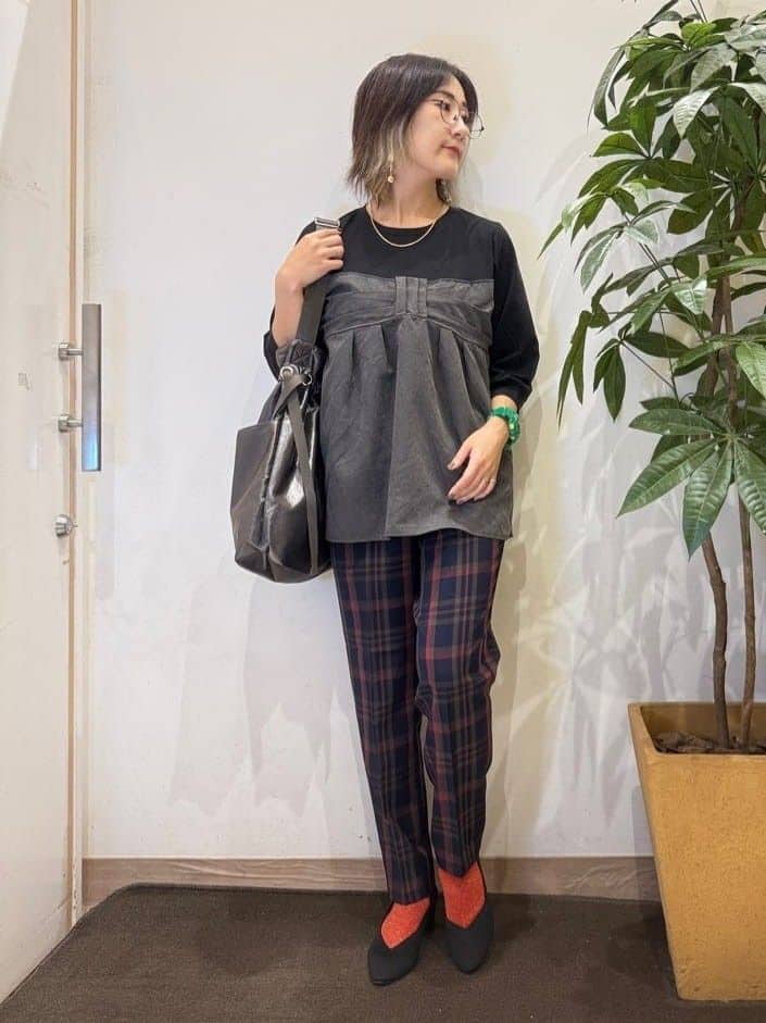 misakiさんの「SHOO･LA･RUE｜【S-LL/チェック柄アソート】脚のラインをきれいに見せる タックテーパードパンツ」を使ったコーディネート