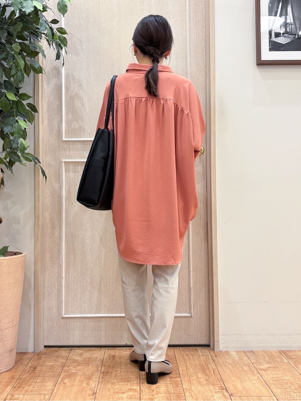 なみさんの「SHOO･LA･RUE｜【S-LL/体型カバー】気になる部分を隠したい大人のバックギャザーチュニック」を使ったコーディネート