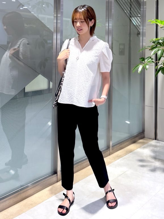 yukaさんの「UNTITLED｜【吸水速乾/ストレッチ/Vネック】フォルムスリーブ ブラウス」を使ったコーディネート