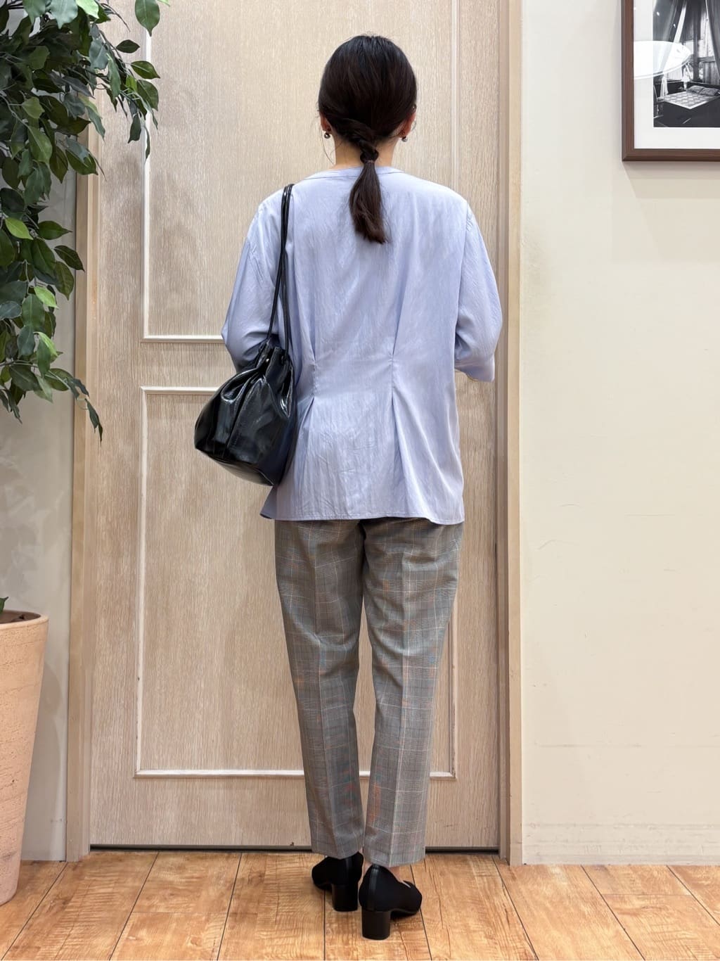 なみさんの「SHOO･LA･RUE｜【S-LL/通勤スタイルにも】ウエストタックで程よくシェイプ 大人の上品ブラウス」を使ったコーディネート