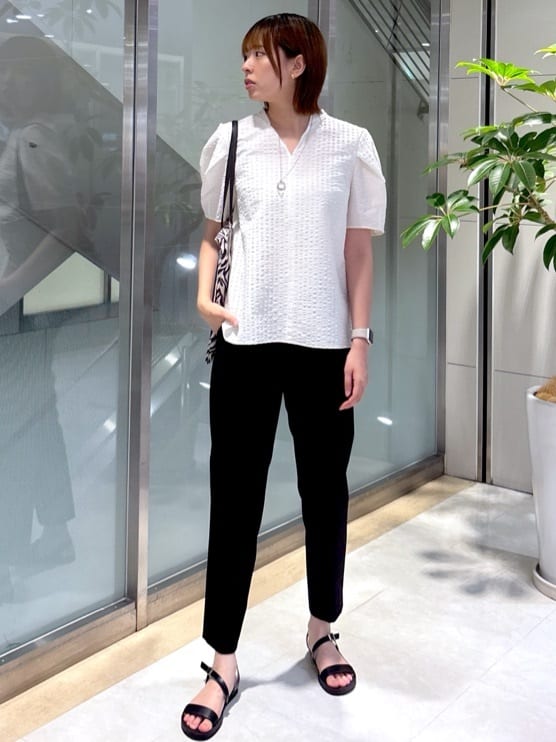 yukaさんの「UNTITLED｜【吸水速乾/ストレッチ/Vネック】フォルムスリーブ ブラウス」を使ったコーディネート