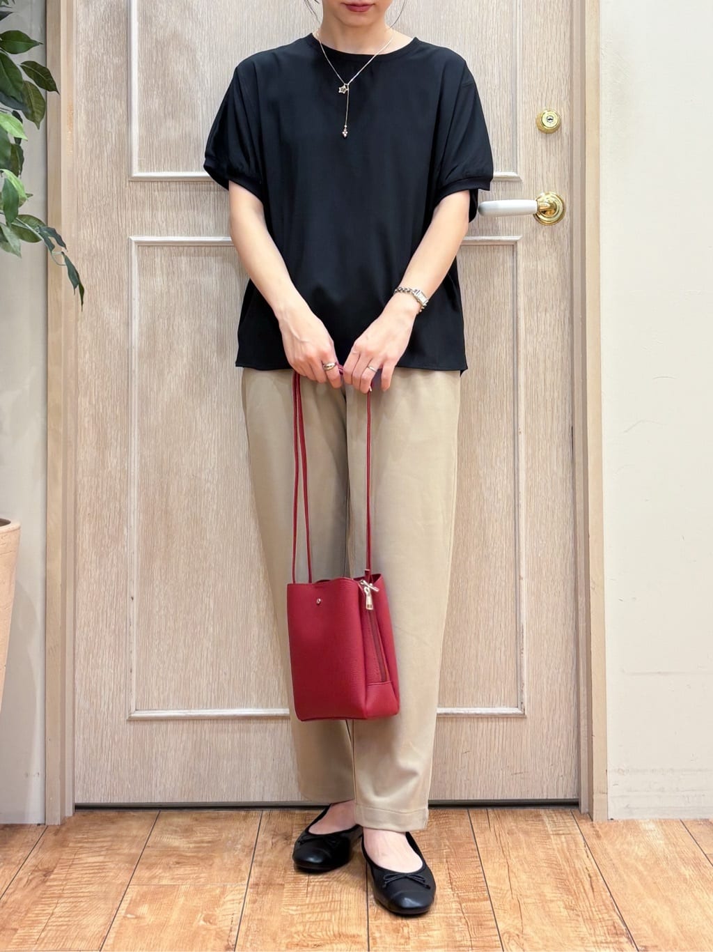 なみさんの「SHOO･LA･RUE｜【ひんやり/洗濯後しわになりにくい】リブ切り替えドルマンブラウス」を使ったコーディネート