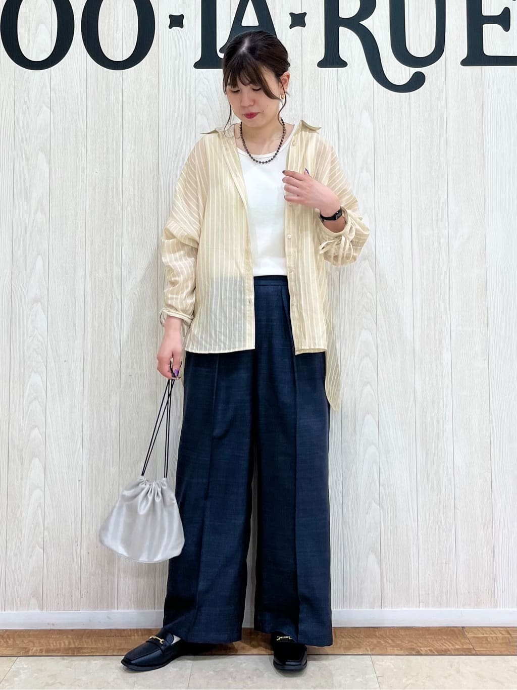 shiiさんの「SHOO･LA･RUE｜【S-LL】程よい透け感 ストライプ柄 お袖ギャザーデザインシャツ」を使ったコーディネート