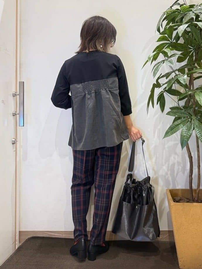 misakiさんの「SHOO･LA･RUE｜【S-LL/チェック柄アソート】脚のラインをきれいに見せる タックテーパードパンツ」を使ったコーディネート