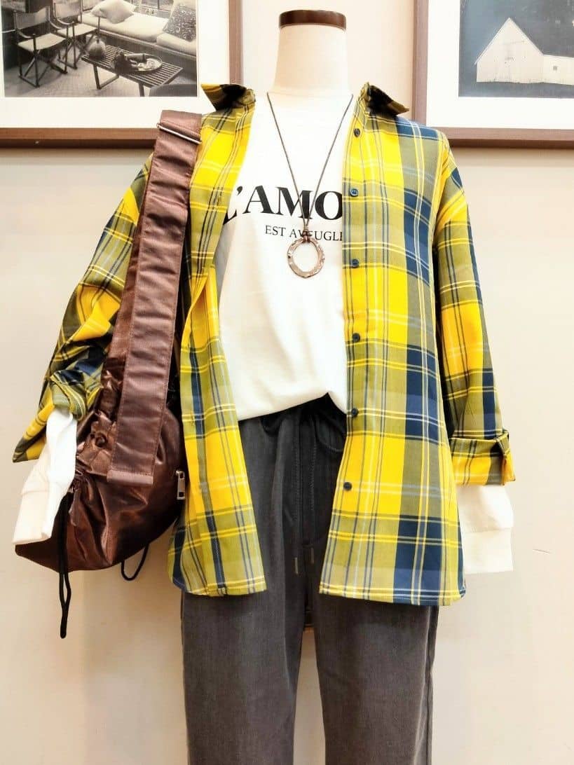 うっちーさんの「SHOO･LA･RUE｜【洗濯機可/S-LL】程よい抜け感 大人のチェックシャツ」を使ったコーディネート
