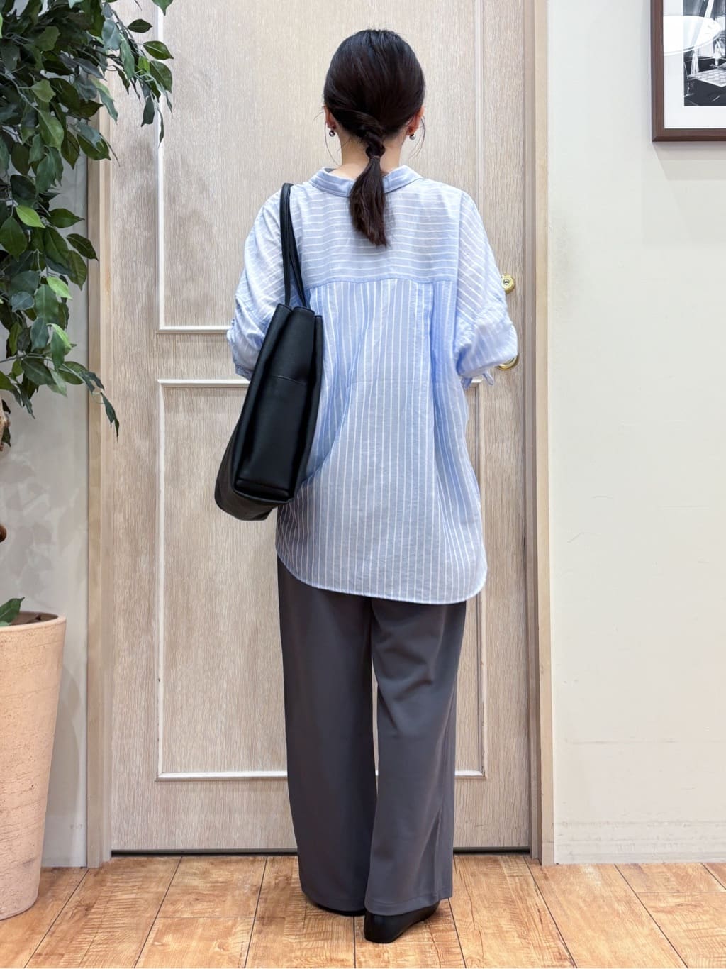 なみさんの「SHOO･LA･RUE｜【S-LL】程よい透け感 ストライプ柄 お袖ギャザーデザインシャツ」を使ったコーディネート