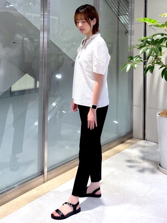 yukaさんの「UNTITLED｜【吸水速乾/ストレッチ/Vネック】フォルムスリーブ ブラウス」を使ったコーディネート