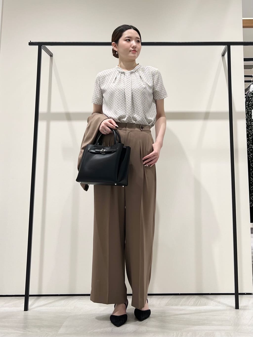 T.Kさんの「INDIVI｜【UVケア】モノグラム ボウタイデザインブラウス」を使ったコーディネート