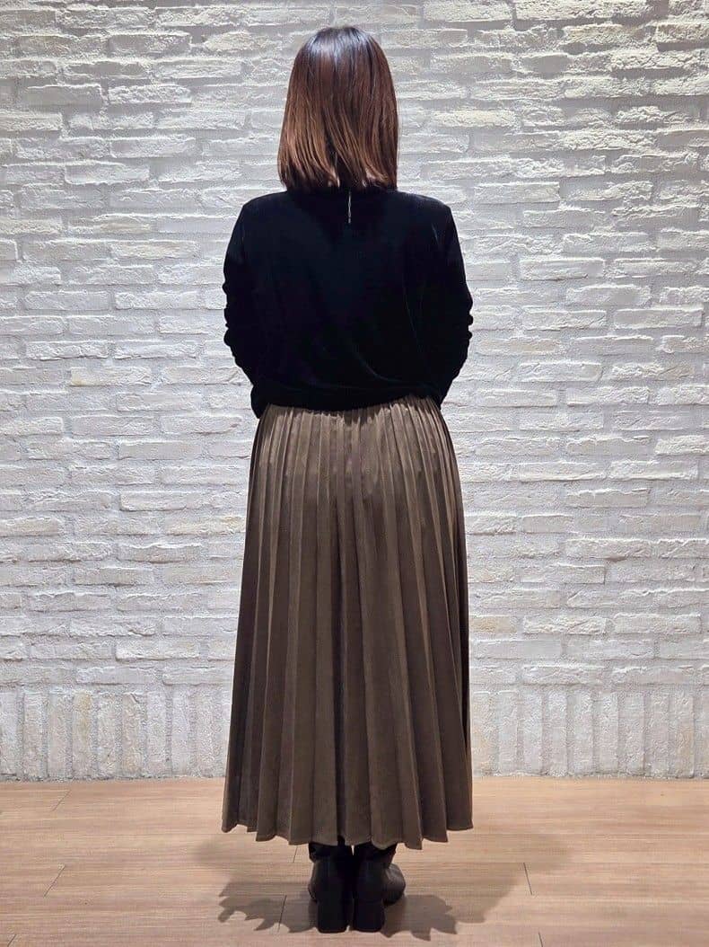 なつみさんの「OPAQUE.CLIP｜フェイクスウェードプリーツスカート【静電気防止加工／洗濯機OK】」を使ったコーディネート