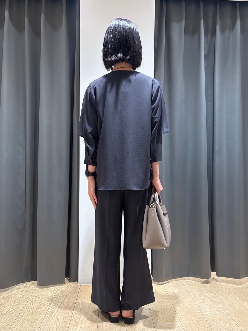 Yoshimiさんの「INDIVI｜【羽織りとしても活躍！】ケープカラーブラウス」を使ったコーディネート