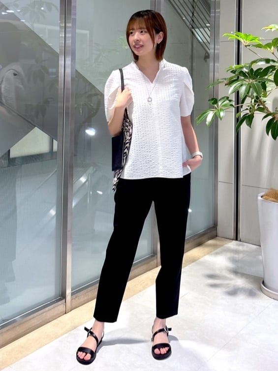 yukaさんの「UNTITLED｜【吸水速乾/ストレッチ/Vネック】フォルムスリーブ ブラウス」を使ったコーディネート