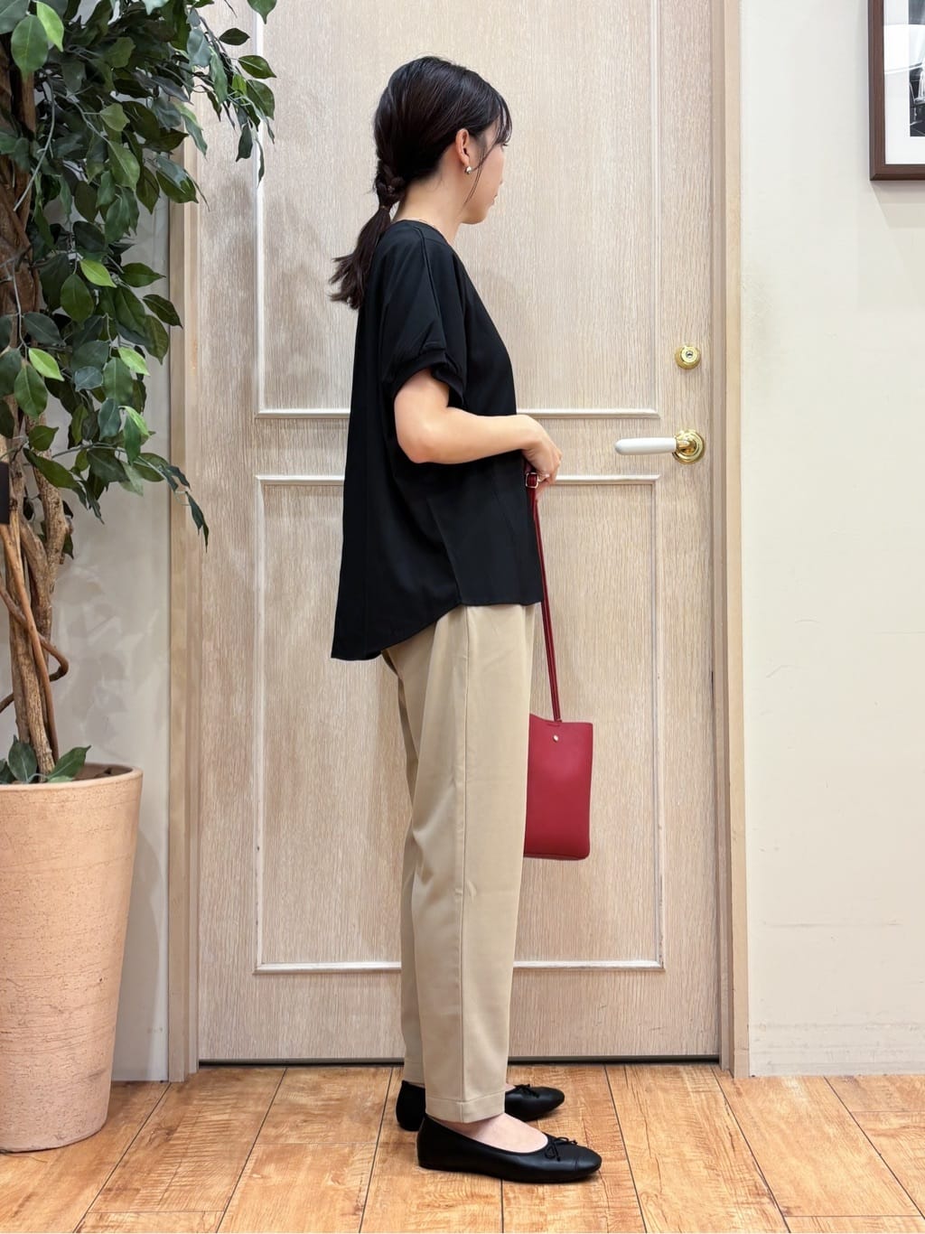 なみさんの「SHOO･LA･RUE｜【ひんやり/洗濯後しわになりにくい】リブ切り替えドルマンブラウス」を使ったコーディネート