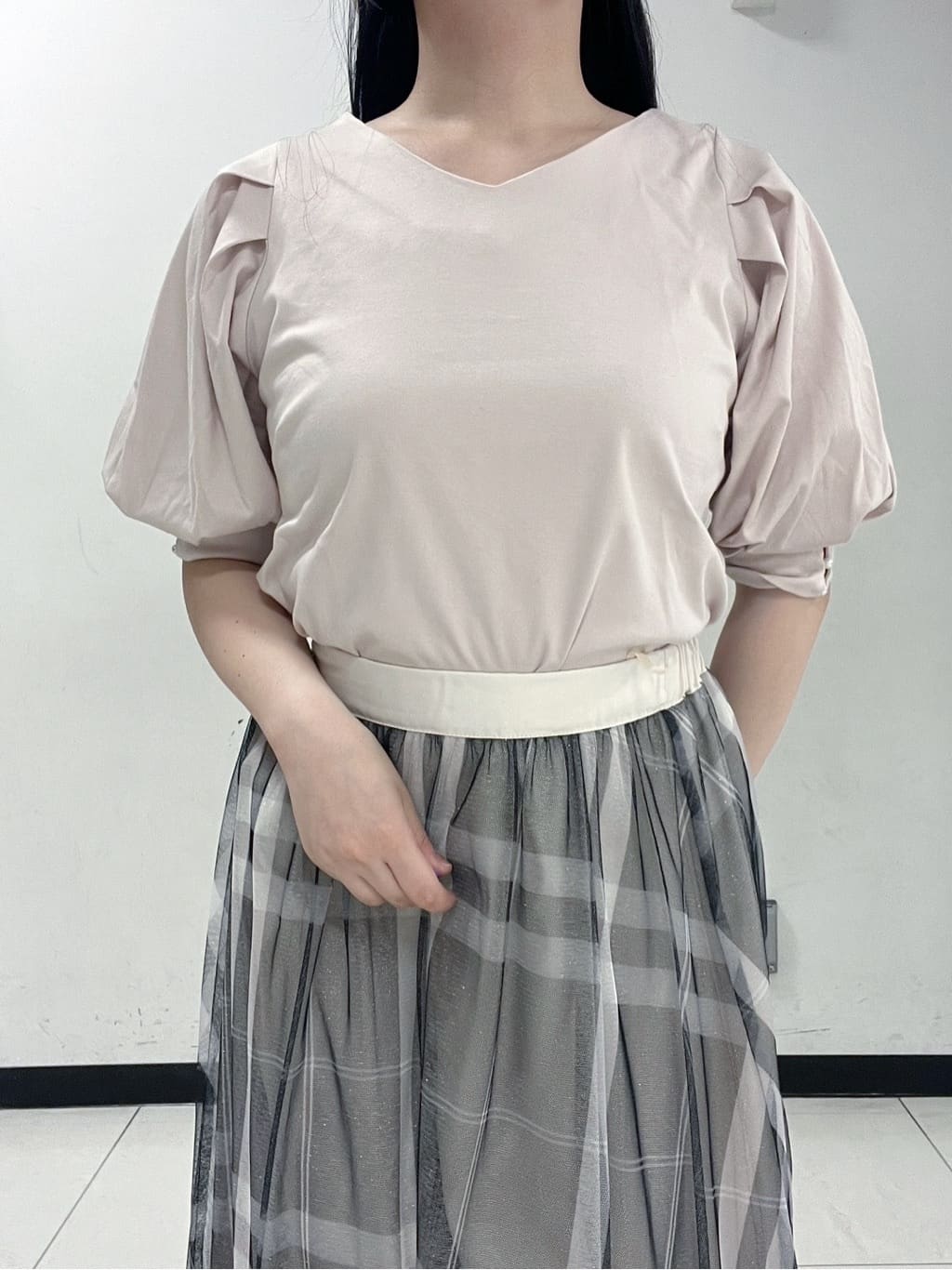 Hitomiさんの「index｜《5色展開》Vネックタックパフスリーブトップス【洗濯機洗い可／UVケア／接触冷感】」を使ったコーディネート