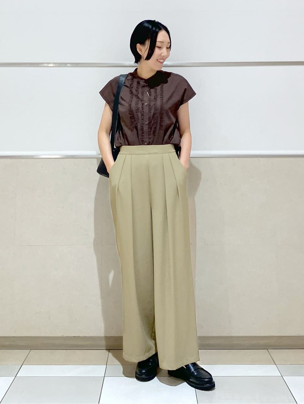 eriko さんの「Dessin｜【洗える】スタンドカラーフリルブラウス」を使ったコーディネート