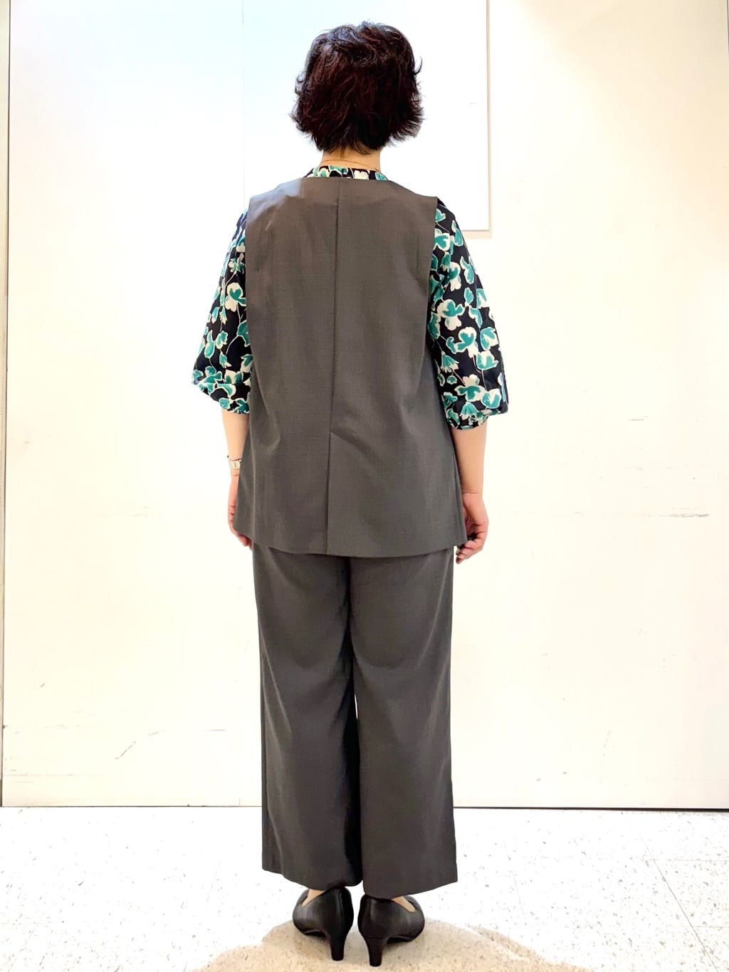 ヤスコさんの「Reflect｜【ウエスト総ゴム／セットアップ／単品使いOK◎】ベスト＋ストレートパンツセット」を使ったコーディネート