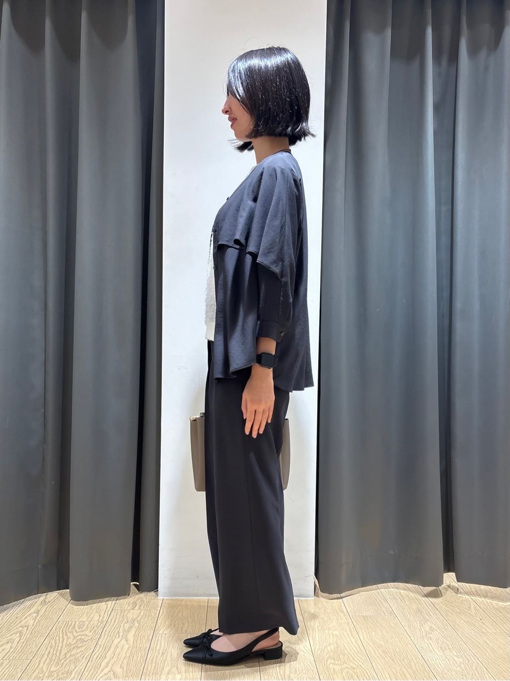 Yoshimiさんの「INDIVI｜【羽織りとしても活躍！】ケープカラーブラウス」を使ったコーディネート