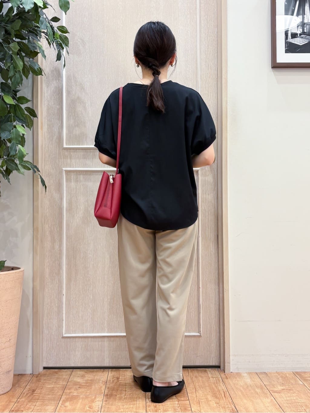 なみさんの「SHOO･LA･RUE｜【ひんやり/洗濯後しわになりにくい】リブ切り替えドルマンブラウス」を使ったコーディネート
