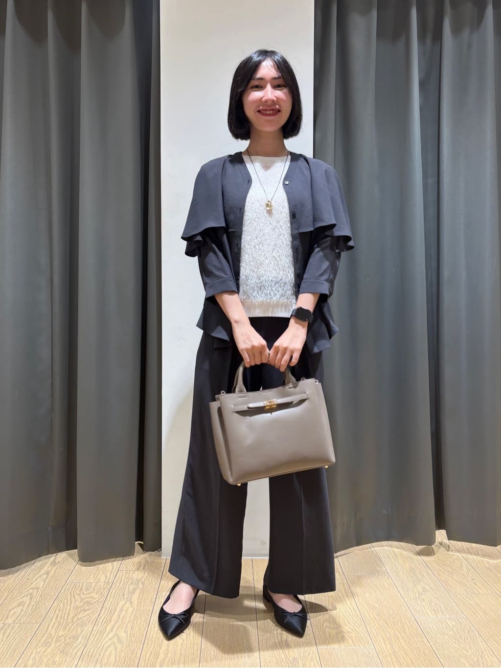 Yoshimiさんの「INDIVI｜【羽織りとしても活躍！】ケープカラーブラウス」を使ったコーディネート