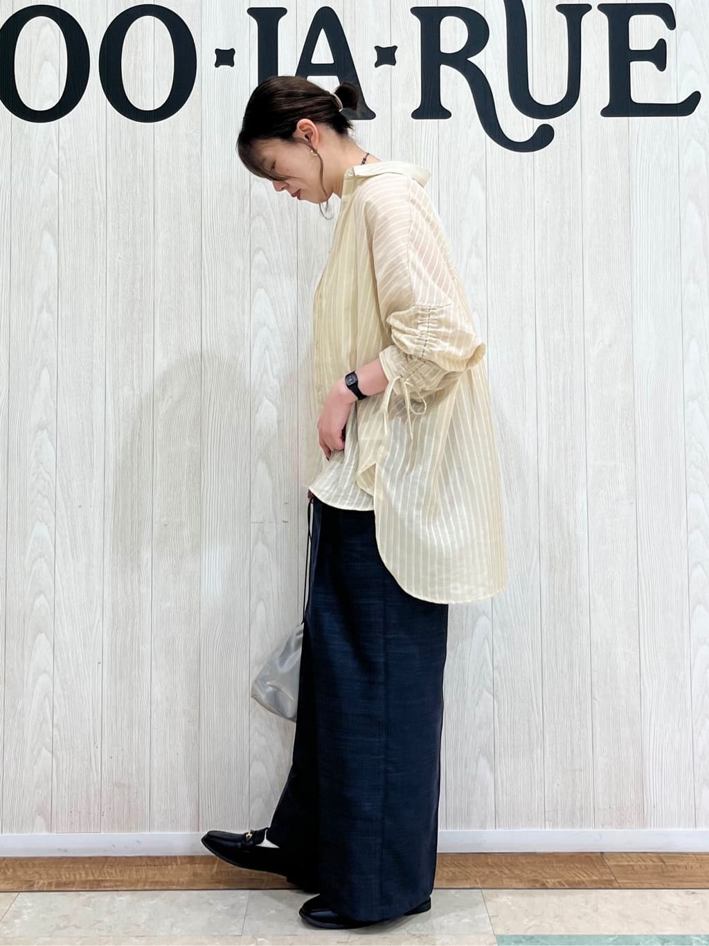 shiiさんの「SHOO･LA･RUE｜【S-LL】程よい透け感 ストライプ柄 お袖ギャザーデザインシャツ」を使ったコーディネート