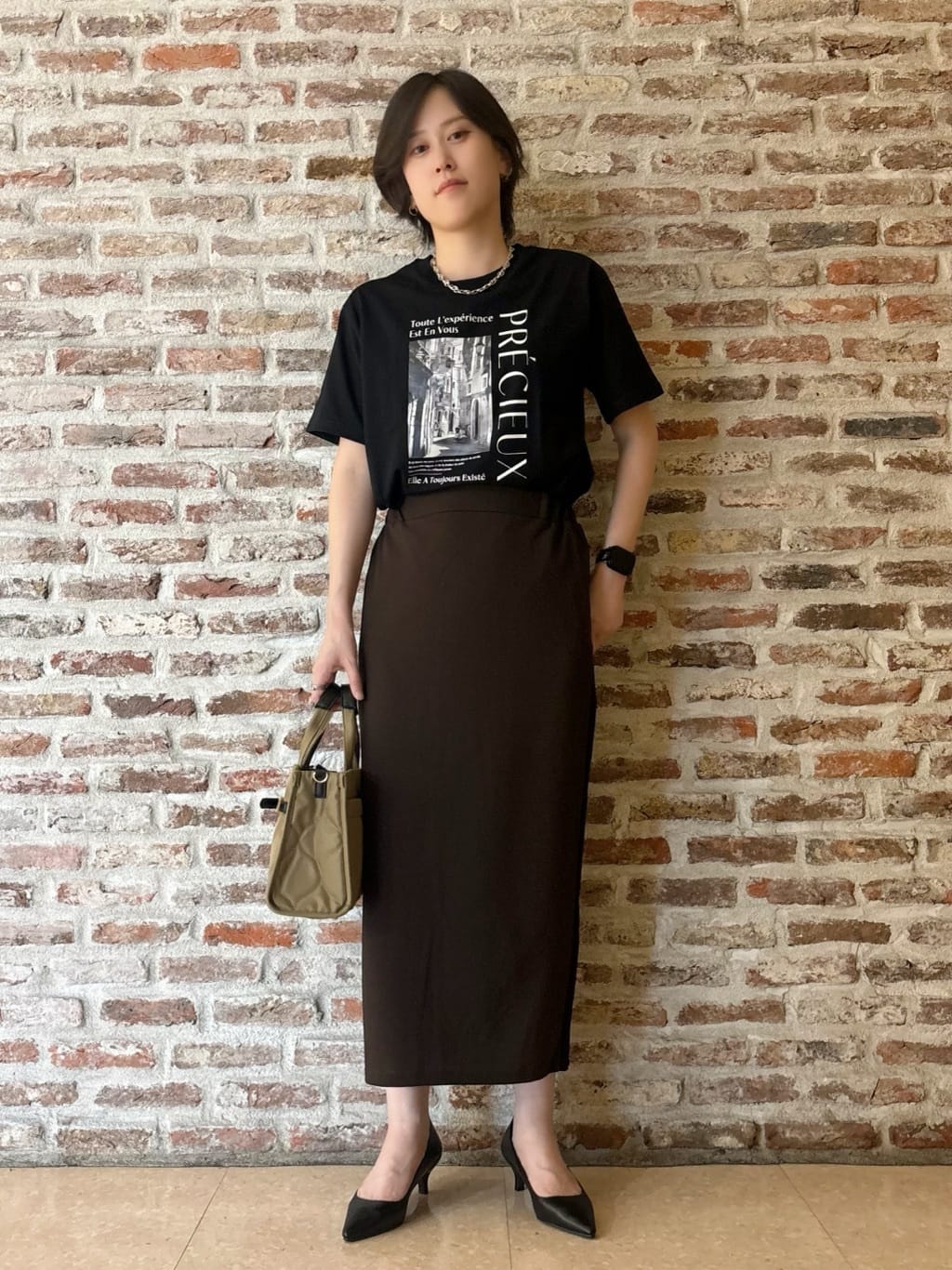 しばさんの「THE SHOP TK｜シアーフライスVカーデ」を使ったコーディネート