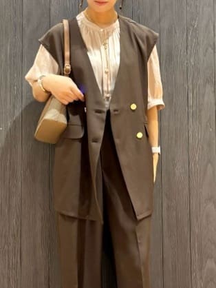 meiさんの「SHOO･LA･RUE｜【S-LL/セットアップ可/洗濯後しわになりにくい】ダブルベスト」を使ったコーディネート